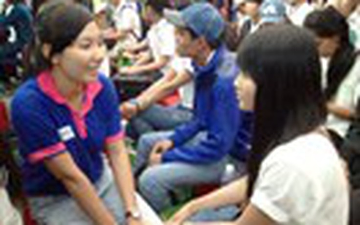 Cùng thí sinh ở Quảng Nam, Đắk Lắk đến trường thi