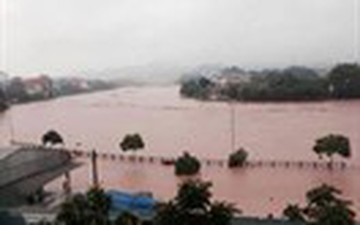 Thành phố Lạng Sơn ngập chìm trong nước, 3 người bị cuốn trôi