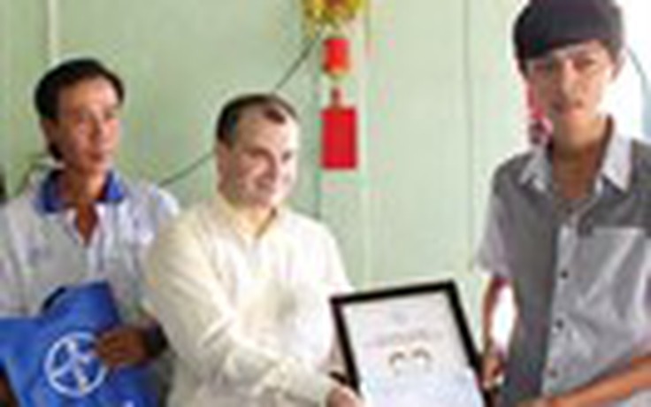 Bayer Việt Nam hỗ trợ con em các hộ nuôi tôm vào đại học