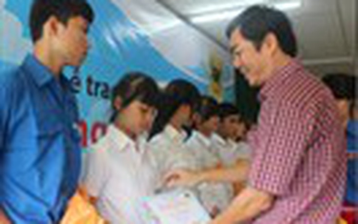 Trao 40 suất học bổng 'Vì tương lai Việt Nam' tại Đắk Lắk