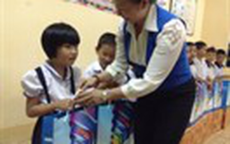 Báo Thanh Niên trao quà trung thu cho học sinh nghèo