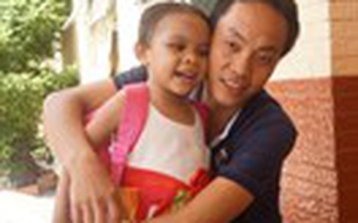 Bé gái 4 tuổi bị hành hạ dã man được xuất viện về sống với cha ruột