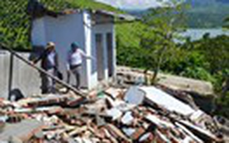 Kiểm tra tình trạng nứt trượt đất ở Di Linh