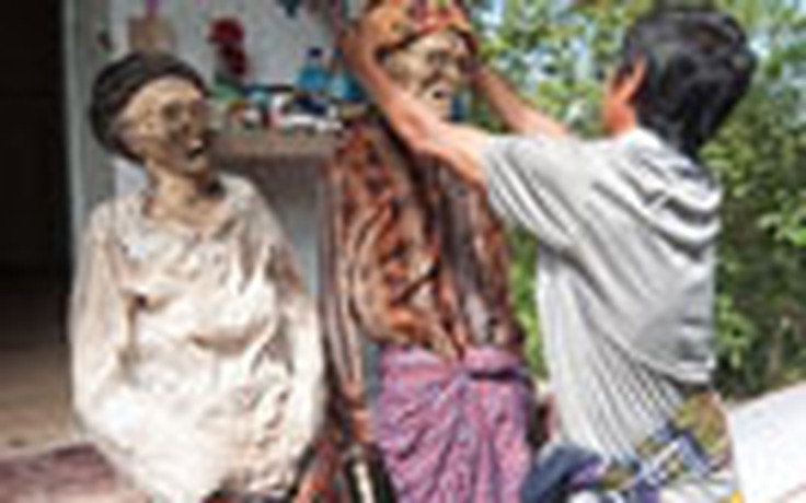 Kỳ dị lễ hội quật mồ, tắm xác ở Indonesia