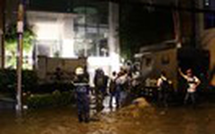 Giải cứu ô tô, xe máy bị nước nhấn chìm trong tầng hầm Sài Gòn View