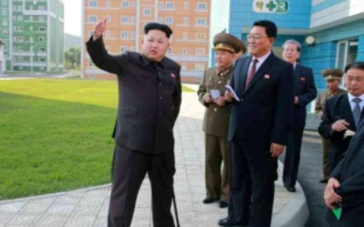 Báo Triều Tiên tiếp tục đăng ảnh ông Kim Jong-un chống gậy