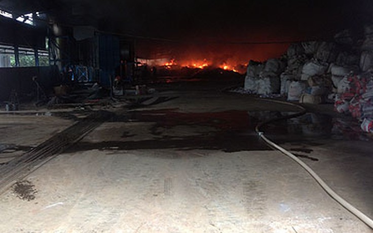 Cháy lớn tại nhà máy xử lý chất thải