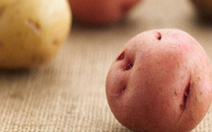 Nhét khoai tây vào âm đạo để... tránh thai