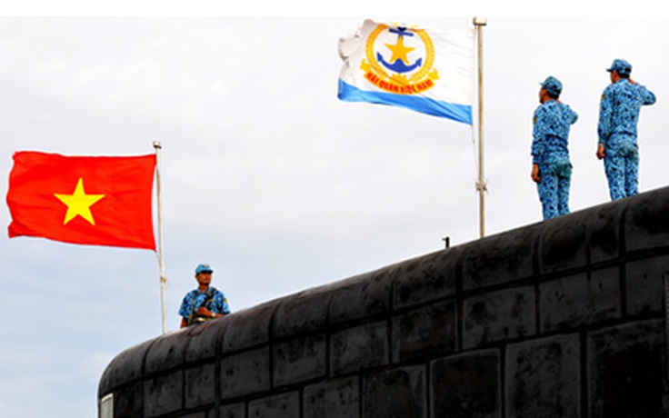 Chào cờ ở cảng tàu ngầm
