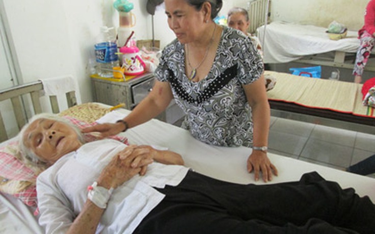 Phẫu thuật cho cụ bà 100 tuổi bị gãy xương đùi
