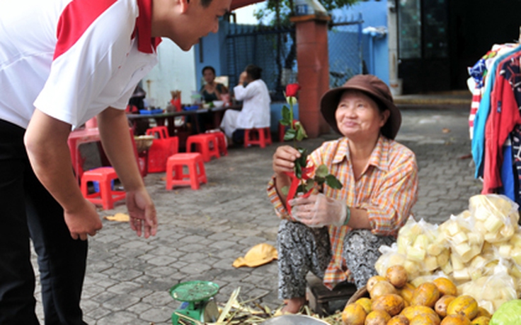 Tặng hoa cho những phụ nữ 'không có ngày 20.10'