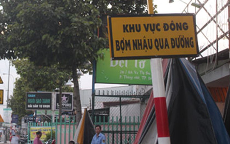 Tháo dỡ biển báo 'Khu vực đông bợm nhậu qua đường'