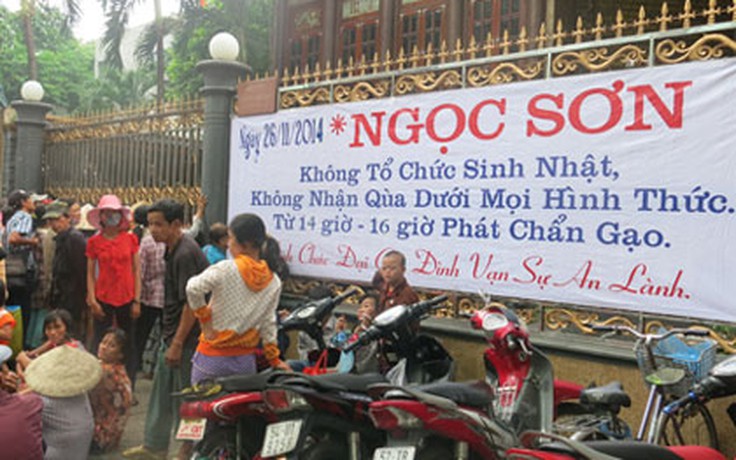 Ca sĩ Ngọc Sơn phát gạo nhân sinh nhật