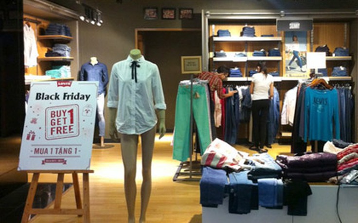 Giảm giá mạnh, hàng hiệu vẫn ế trong ngày Black Friday