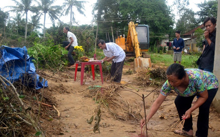 Thi công ẩu san phẳng hàng loạt ngôi mộ của dân