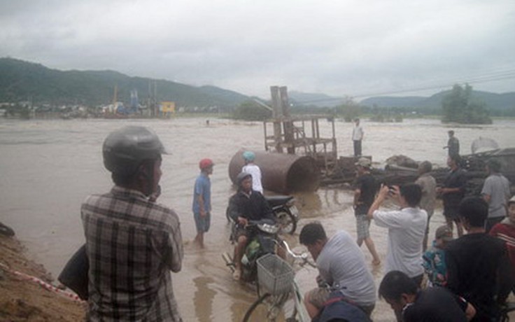 Phú Yên: Người dân mắc kẹt vì lũ dâng