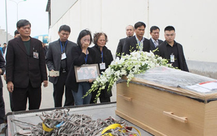 Tro cốt 3 mẹ con người Việt trong vụ MH17 về đến sân bay Nội Bài