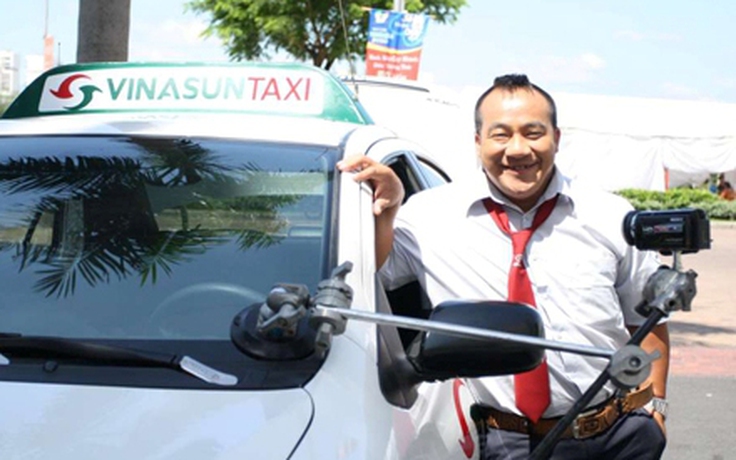 Hiếu Hiền chuyển nghề làm… tài xế taxi