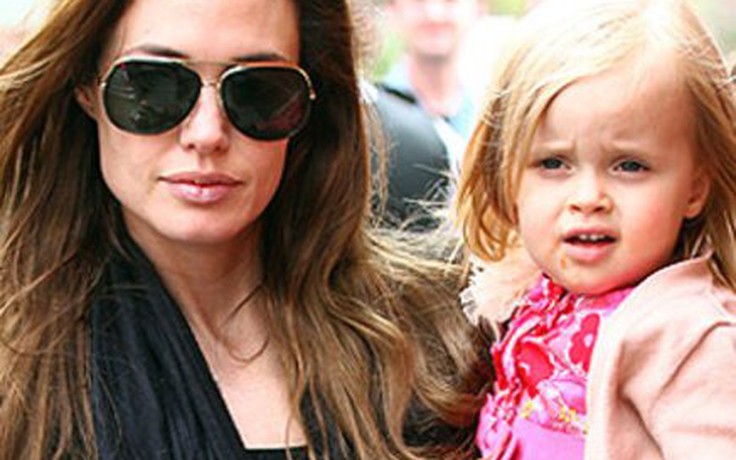 Con gái 4 tuổi của Jolie và Pitt nối nghiệp bố mẹ