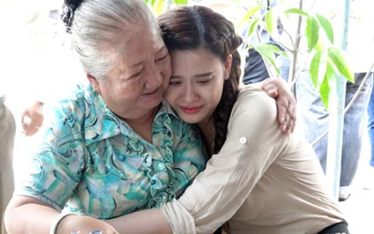 Trương Quỳnh Anh khóc nức nở ở Viện dưỡng lão