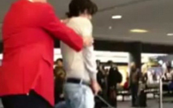 Tè bậy ở sân bay, ngôi sao Chạng vạng có nguy cơ ngồi tù