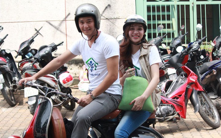 Hotboy Huỳnh Anh chở Hoa hậu Diệu Hân đi từ thiện bằng xe máy