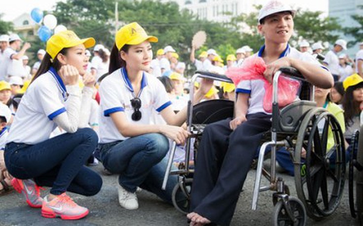Hoa hậu Trần Thị Quỳnh 'tái xuất' đi bộ vì người khuyết tật Việt Nam