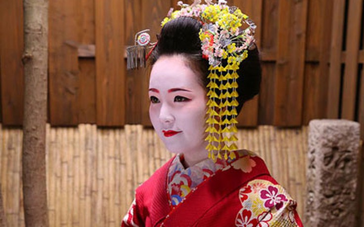 Ngỡ ngàng ngắm Á hậu Thụy Vân hóa thân thành Geisha