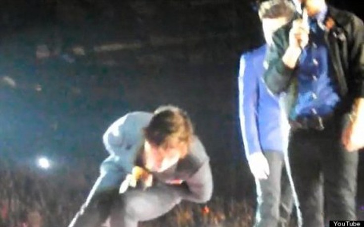 Harry Styles bị fan cuồng ném giày trên sân khấu
