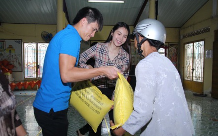 Thủy Tiên - Công Vinh sánh đôi làm từ thiện