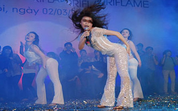 Hoàng Thùy Linh diện đồ ren bó sát khoe đường cong "chết người"