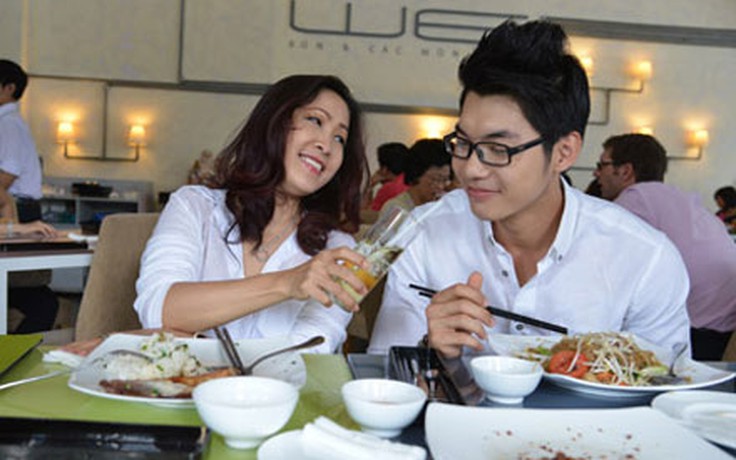 Bắt gặp Trương Nam Thành ăn trưa với "mẹ nuôi" xinh đẹp