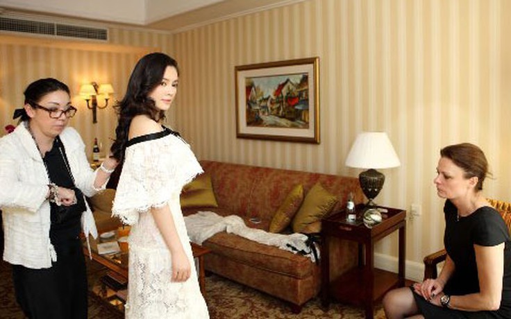 "Sếp" Chanel bay từ Paris sang Việt Nam xem Lý Nhã Kỳ thử váy 2 tỉ