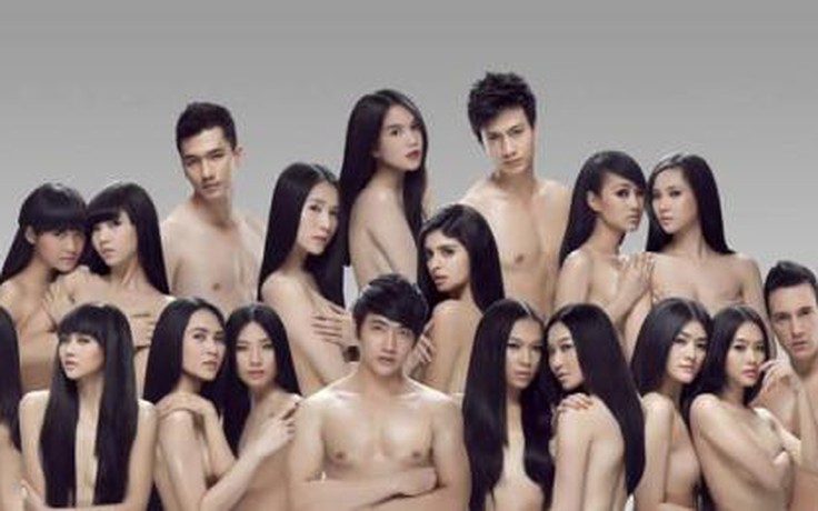 Đêm hội chân dài 7 gây sốc bằng thiệp mời đính ảnh nude tập thể