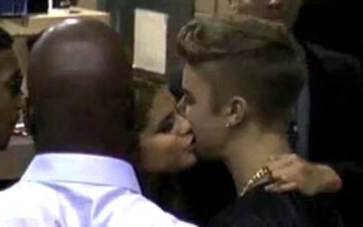 Lộ clip Selena Gomez hôn Justin Bieber ở hậu trường Billboard Music Awards 2013