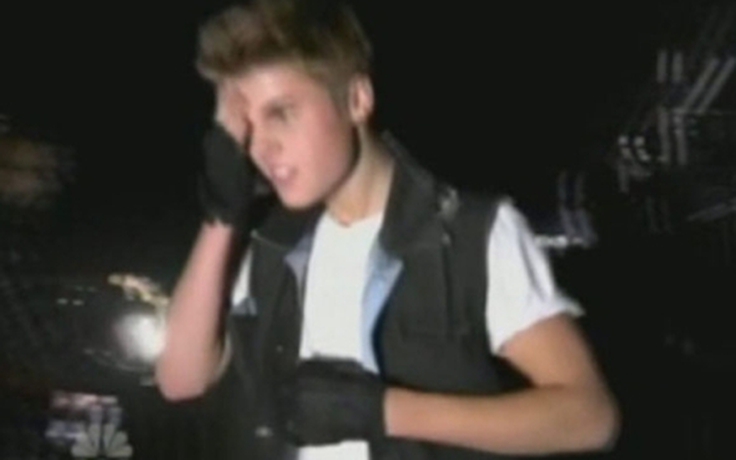 Justin Bieber 'khoe' thương tích vụ té cầu thang