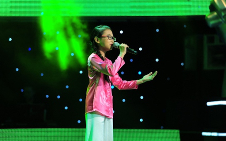 Cô bé 10 tuổi hát "Quê em mùa nước lũ" khiến nhiều người bật khóc