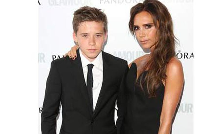 Victoria Beckham đưa con trai đi nhận giải Người phụ nữ của thập kỷ