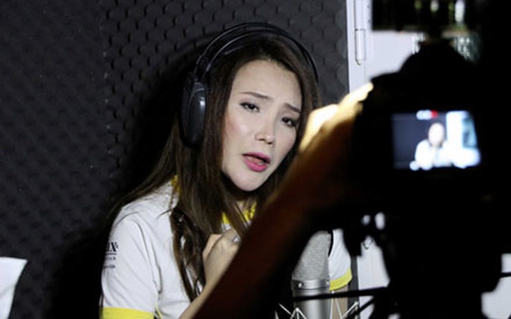 Hồ Quỳnh Hương rưng rưng khi hát trong phòng thu 'Phận làm con'