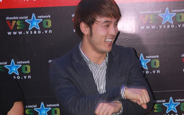 Ưng Hoàng Phúc bị fan bắt nhảy Gangnam Style