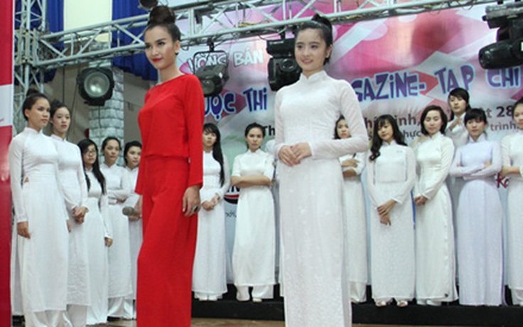 Ca sĩ Ái Phương làm cô giáo dạy... catwalk