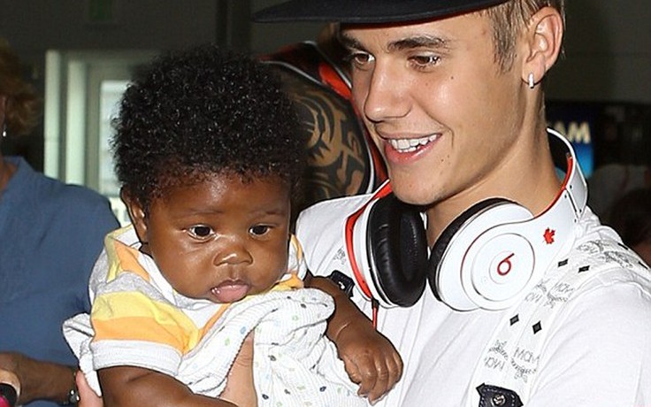 'Trùm scandal' Justin Bieber trìu mến bế em bé ở sân bay
