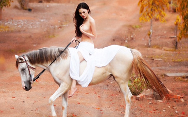 'Mẫu nude bên ngựa' Cao Thùy Linh: Cởi để nổi tiếng là con đường của người bất tài