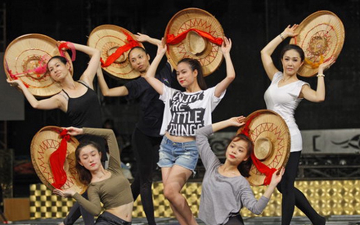 Hoàng Thùy Linh dịu dàng múa nón quai thao