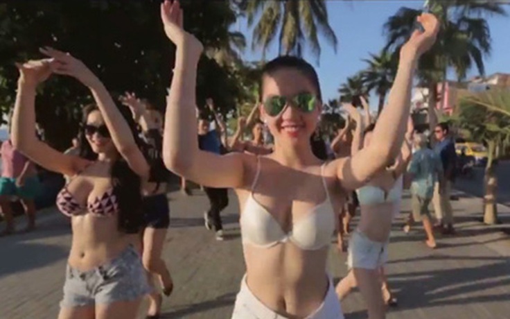 Vũ Khắc Tiệp tung clip Ngọc Trinh mặc bikini nhảy múa trên đường phố Thái
