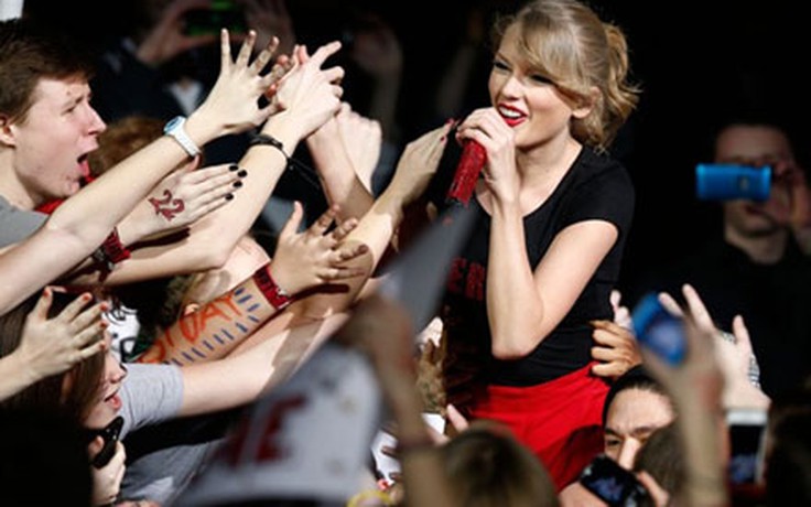 Giữa tin đồn quay lại với Harry Styles, Taylor Swift bất ngờ gửi quà Noel tặng fan