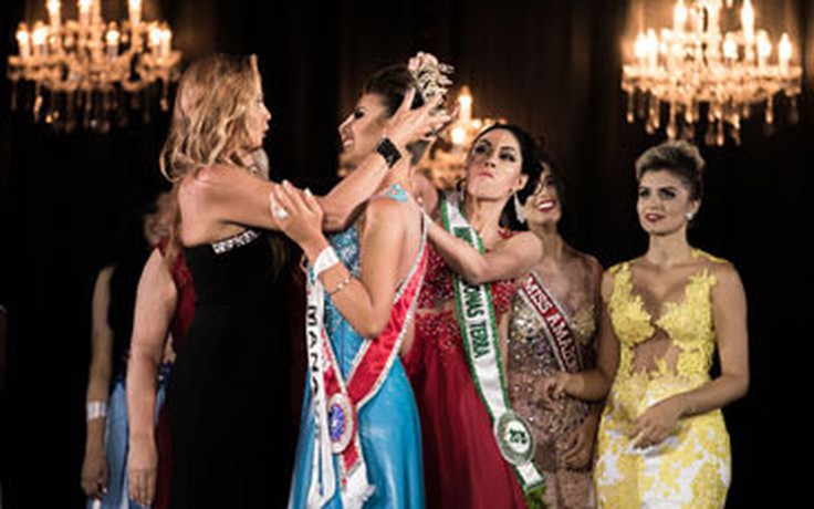 Á hậu nổi nóng giật vương miện ngay trên đầu Hoa hậu Amazon 2015