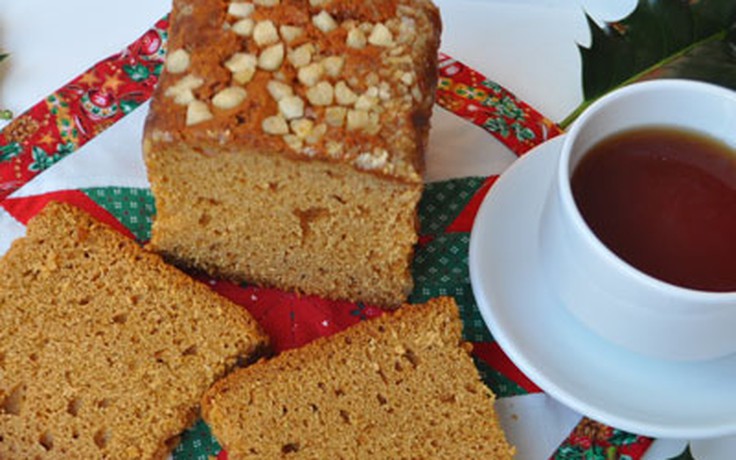 Nhấm nháp bánh mì tẩm gia vị với trà nóng đêm Noel