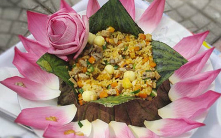 Cầu kỳ cơm hấp lá sen