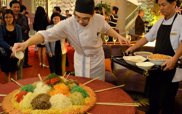 Món Yee Sang trong ngày Tết của người Malaysia